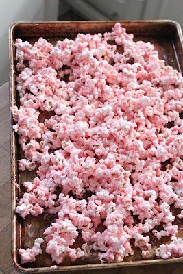 WHITE CHOCOLATE POPCORN - color with pastels for spring  My MIL makes this all the time, its yummy! USE THIS ONE Colored Popcorn, White Chocolate Popcorn, Pink Popcorn, Gateau Baby Shower, Idee Babyshower, Chocolate Popcorn, Shower Desserts, Popcorn Recipes, Pink Foods