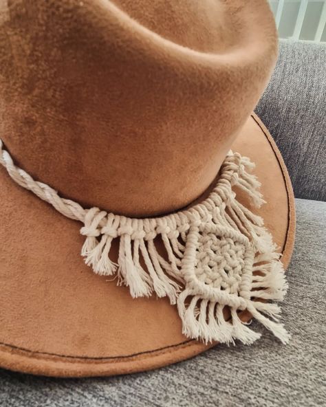 Hat Band Macrame 🤠🤎 . . . . . #macrame, #macrameboho, #macramedecor, #macrametijuana, #macramelove, #hatbandaccessories, #hatband, #hats, #hatmacrame, #accessories, #tijuana, #hatbandboho, #boho, #bohostyle, #bohochic, #bohovibes, #bohofashion, #modamacrame, #Decorartesy Macrame Hat Band, Macrame Hat, Macrame Designs, Macrame Boho, Macrame Decor, Macrame Design, Designs Patterns, Hat Band, Friendship Bracelet