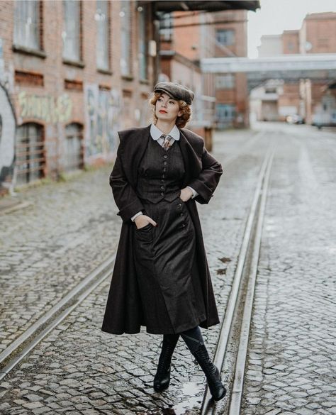 Elona Holmes Outfits, 1920s Suit Women, 1920s Detective Woman, Detective Woman Outfit, 1920 Female Fashion, Sherlock Outfit Women, Peaky Blinders Dress Women, Peaky Blinders Photoshoot Ideas, Detective Core Outfits