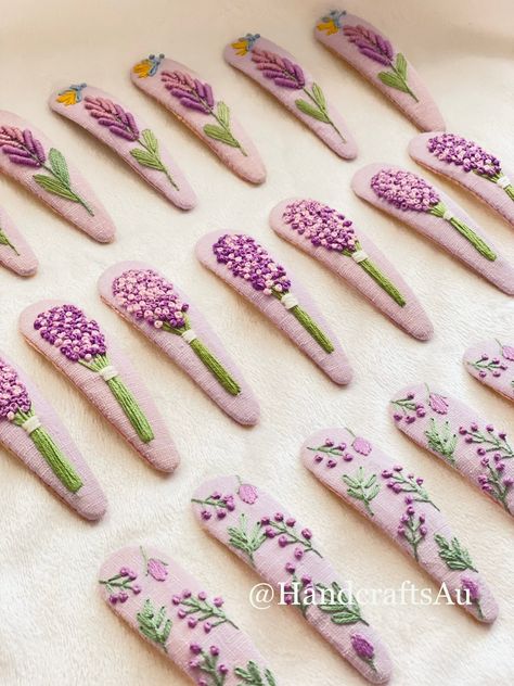 Embroidery Business Ideas, How To Make Embroidered Hair Clips, Hand Embroidery Gift Ideas, Hair Clip Embroidery, Band Embroidery, Embroidered Hair Clips, Hand Embroidered Hair Clip, Embroidery Bows Hair Clips, Diy Hair Accessories Tutorial