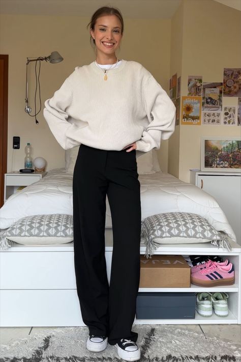 Crewneck And Trousers, Casual Black Work Outfit, Hoodie Work Outfit Women, Simple Uni Outfits, Black Pleated Trousers Outfit, Clean Girl Work Outfits, Salon Receptionist Outfit, College Business Casual Outfits, Black Trousers Outfit Aesthetic