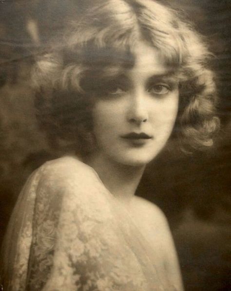 Vintage Photography Women, Old Portraits, Old Photography, Gibson Girl, Poses References, Foto Vintage, Foto Art, Vintage Portraits, White Photo