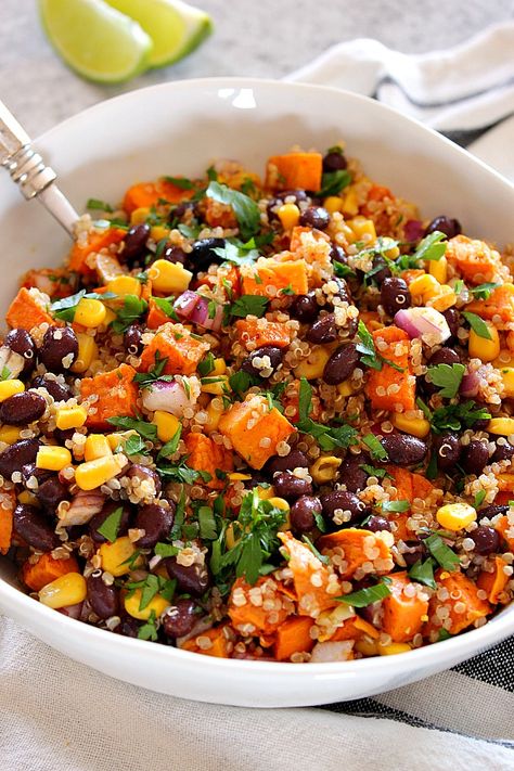 Roasted Sweet Potato Black Bean Quinoa Salad Recipe - healthy and filling quinoa salad with cumin roasted sweet potatoes and quick oil and lime vinaigrette. Perfect as a side dish or a healthy lunch! Budget Friendly Healthy Meals, Bean Quinoa Salad, Bean Quinoa, Quinoa Salad Recipe, Black Bean Quinoa, Lunch Prep, Quinoa Salat, Resep Salad, Sweet Potato Black Beans