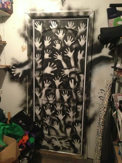 Graffiti Door Ideas, Grunge Door Painting, Spray Paint Designs On Wall, Wall Painting Ideas Grunge, Grunge Door Decor, Ceiling Fan Painting Ideas Trippy, Door Painting Ideas Bedroom Grunge, Room Ideas Graffiti, Aesthetic Room Door