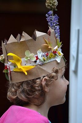 EASY crowns made with duct tape, paper bag and flowers or leaves or whatever you want to stick to the duct tape! Fairy Crowns Diy, Nature Crown, Nature Ideas, Basement Furniture, Nature Craft, Garden Activities, Fun Fall Crafts, Random Crafts, Earth Day Crafts