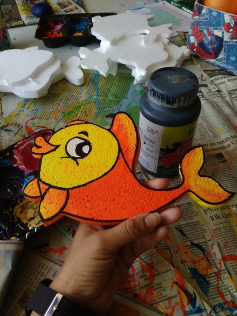 This is how we ready our Thermocol art piece, cute fish 🐟🐠 Drawing On Thermocol, Thermocol Drawing, Thermocol Craft Diy Ideas, Thermocol Painting Ideas, Thermacol Decorations Ideas, Tharmokol Craft Decoration, Thermacol Art And Craft, Thermocol Craft Diy, Tharmokol Art