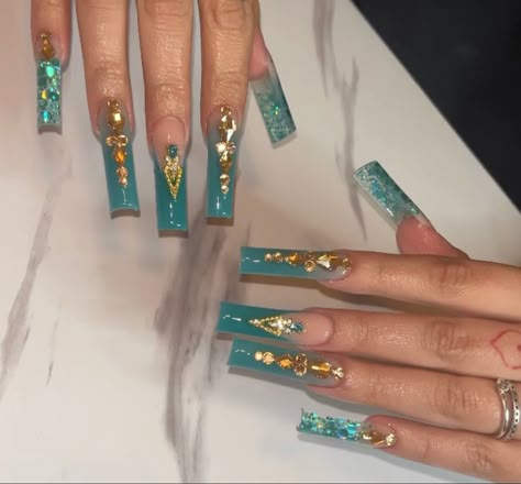 Tiffany Blue And Gold Nails, Teal And Gold Nails Acrylic, Teal Long Nails, Turquoise Gold Nails, Gold And Teal Nails, Teal And Gold Nail Designs, Princess Jasmine Nails, Aladdin Nails, Turquoise Blue Nails