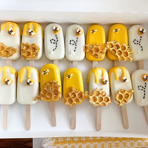 Bee Cake Pops, Bee Themed Gender Reveal, Cake Pop Designs, Chocolate Covered Strawberries Bouquet, Honey Bee Baby Shower, Winnie The Pooh Cake, Bee Gender Reveal, Bee Wedding, Bee Cakes