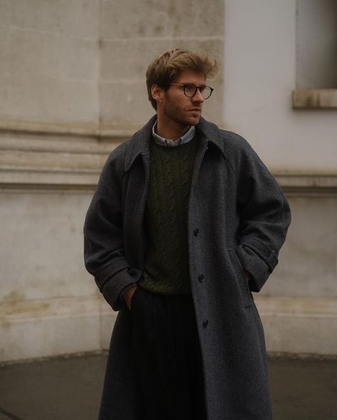 Men's old-money style outfits: 15 Style Ideas for Winter 2023 - 2024 - mens-club.online Mens Turtleneck Outfits, Turtleneck Outfit Men, Xmas Party Outfits, Mens 80s, Long Coat Men, Bakal Suami, Classy Outfits Men, Mens Turtleneck, Look Formal