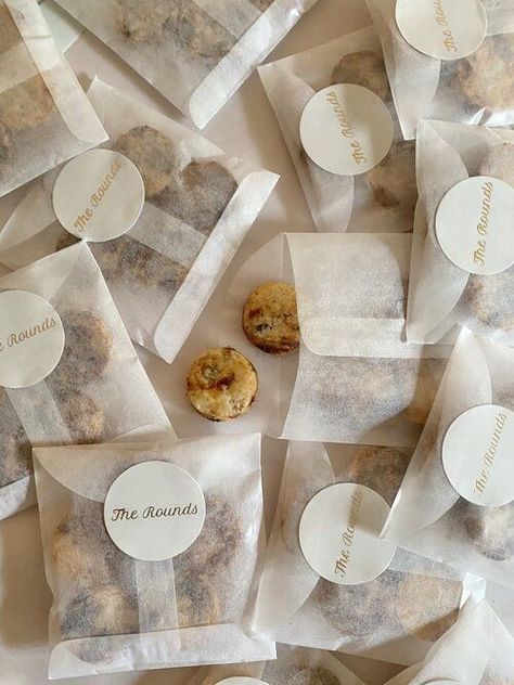 Pretty Cookie Packaging, Baked Goods Aesthetic Packaging, Cute Ways To Package Cookies, Baked Goods Packaging Ideas, Cookies Aesthetic Packaging, Individual Cookie Packaging, Packaging Baked Goods, Cookies Packaging Ideas, Cookie Packaging Ideas