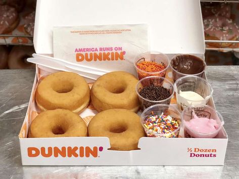 Dunkin' DIY Donut Kit: How to Frost & Decorate Your Own Donuts At Home - Thrillist Dukin Donuts, Dunkin Dounuts, Dunkin Donut, Dozen Donuts, Diy Donut, Donut Flavors, Diy Donuts, Donut Box, Canned Frosting