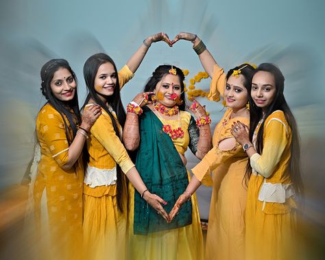 Wedding Haldi Program Photoshoot, Mehandi Rasam Decoration, Haldi Ceremony Pictures, Haldi Rasam Photography, Haldi Poses For Bride's Sister, Bride Poses With Sisters, Haldi Bride Poses New, Mehndi Group Photos, Haldhi Stills Bride Groom