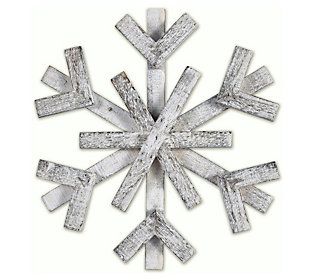 Festive meets rustic on this wood snowflake decor boasting a slightly weathered design for a homely touch. From Sunset Vista. Wood Snowflake Decor, Wood Winter Decor, Outdoor Snowflake Decor, Wood Holiday Decor, Diy Wood Snowflakes, Wooden Snowflakes Diy, Pallet Ornaments, Pallet Snowflake, Snowflake Decor