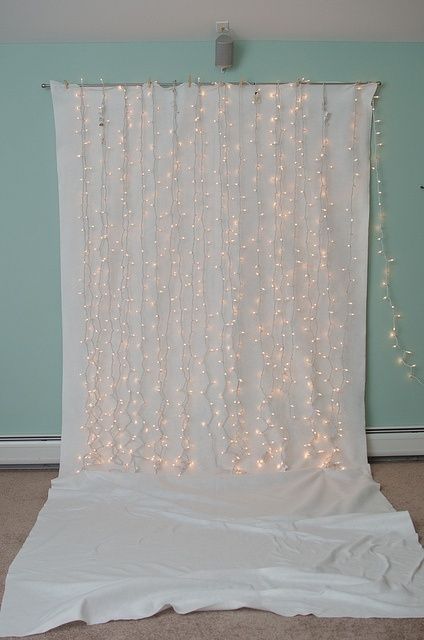 DIY fondo para photobooth de boda económico. una sabana blanca y tiras de leds Fond Studio Photo, Diy Fotokabine, Diy Christmas Photo, Baby Christmas Photography, Diy Photo Booth Backdrop, Christmas Photo Booth Backdrop, Photography Lighting Setup, Photoshoot Backdrops, Diy Photo Backdrop