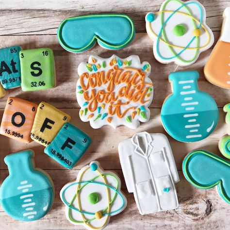 Science chemistry cookie Biology Cookies, Chemistry Birthday, Science Cookies, Science Birthday Party Ideas, Scientist Birthday Party, Scientist Birthday, Fancy Ice, Science Decor, Science Birthday