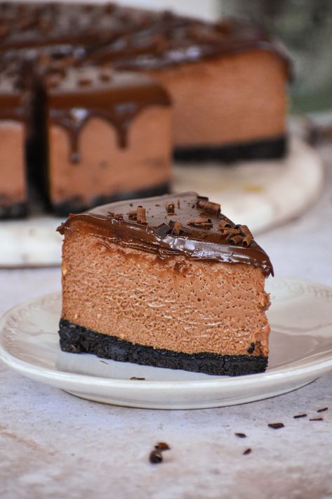 This cheesecake is a chocolate lovers dream. Silky chocolate mousse cheesecake on an Oreo crust and covered in a chocolate ganache. Chocolate Mousse Cheesecake Recipe, Chocolate Lovers Dessert, Chocolate Mousse Cheesecake, Cream Filling Recipe, Oreo Thins, Milk Chocolate Ganache, Chocolate Chip Cheesecake, Chocolate Cheese, Macaroon Recipes