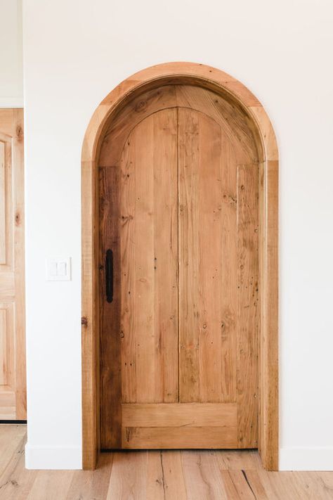 Round Door Frame Design, Arch Interior Door, Round Door Design, Wall Arches, Rounded Door, Arched Interior Doors, Rustic Doors Interior, Arch Door, Houses In France