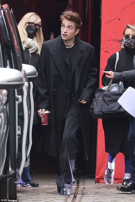 Young Professional Fashion, Black Coat Outfit, Black Coat Men, Batman Outfits, Long Coat Men, Black Outfit Men, Black Overcoat, Overcoat Men, Long Black Coat