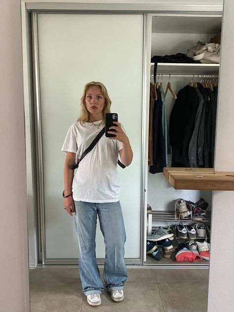 Stussy Tshirt Outfit, Oversized Jeans Outfit, Jeans Outfit 90s, Oversized Crewneck Outfit, Baggy Jeans Outfit 90s, Stussy Tshirt, White Tshirt Outfit, Crewneck Outfit, Baggy Jeans Outfit