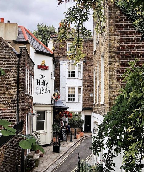 London • UK 🇬🇧 on Instagram: “The Holly Bush in Hampstead ❤️ • 📸 @anya.g.rowe • #itssolondon #london #hampstead” Hampstead London Aesthetic, London Hampstead, Earls Court London, 19th Century London, Holly Bush, Future Aesthetic, Hampstead London, Earls Court, Old Pub