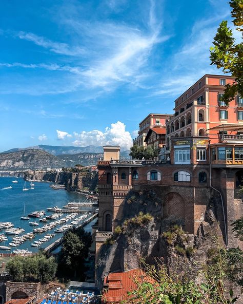 #sorrento #italy #italian #italytrip #italytravelinspiration #italiansummer #amalficoast Sorrento Italia, Italy Pictures, Sorrento Italy, Europe Summer, True Art, City Photography, Pompeii, European Summer, Sorrento