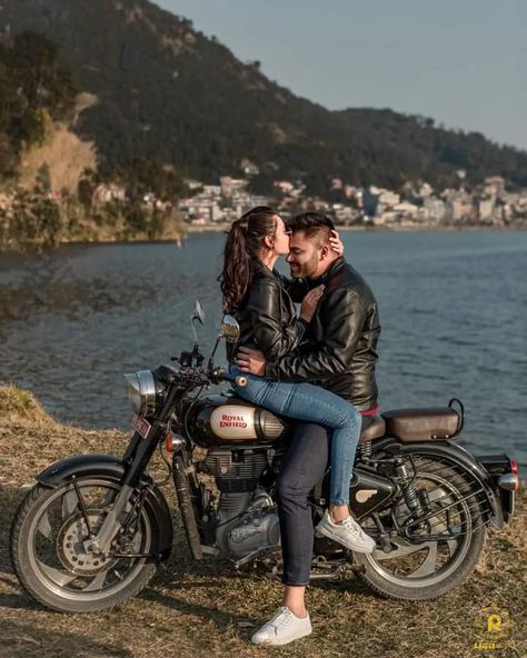 Bike Couples Photography, Motorcycle Photo Shoot, Bike Couple, Pre Wedding Photoshoot Outfit, Pre Wedding Shoot Ideas, Pre Wedding Photoshoot Outdoor, Wedding Photoshoot Poses, Wedding Album Design, Bike Photography