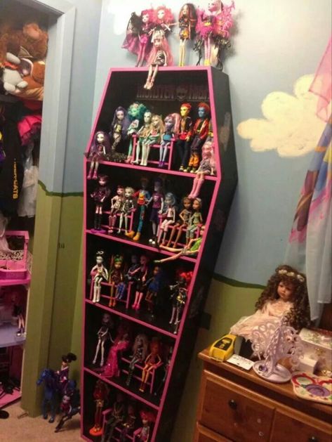 Monster High Room Aesthetic, Monster High Box Art, Monster High Shelf, Monster High Room Decor, Monster High Diy, Monster High Bedroom, Monster High Room, Monster High Collection, Custom Shelf