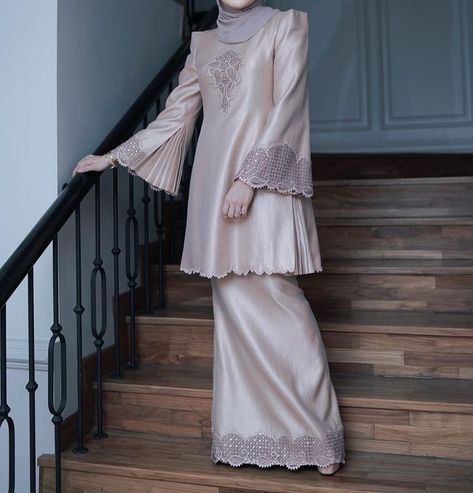 Pin by rozlina abdullah on Fashions | Model pakaian, Gaya berpakaian, Gaya model pakaian Baju Raya Ideas Modern 2023, Baju Kurung Songket Modern, Baju Kurung Fashion Modern, Baju Kurung Ideas, Raya Outfit Ideas, Baju Raya Ideas Modern, Malaysian Outfit, Mini Kurung Modern, Design Baju Raya