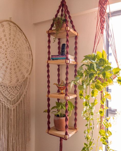 Macramé du Sol ☀️ on Instagram: “Prateleira de 4 andares com madeira 20x20 na cor terracota 😍 #macrameshelf #macramewallhanging #macramefortaleza #macrameceara…” Macrame Shelf Diy, Macrame Stand, Macrame Shelves, Bookshelves Decor, Liquor Shelf, Diy Furniture Videos, Macrame Hammock, Macrame Shelf, Macrame Knots Pattern