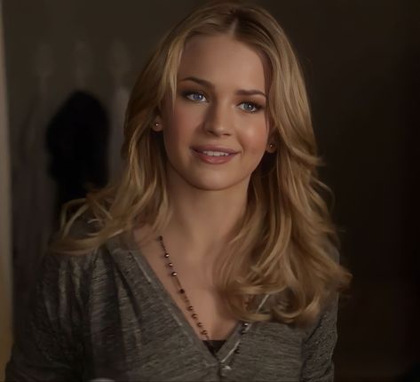 Britt Robertson Hair, Cassie Blake Aesthetic, Megan Rath, Casey Newton, Paz Hippie, The Secret Circle, Secret Circle, Britt Robertson, Young Blood