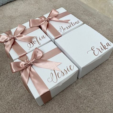 Satin Bow Diy, Shower Prizes, Personalized Hangers, Bows Diy, Decorative Basket, Bridesmaid Box, Gift Wrapping Bows, Decorative Bows, Wedding Bows