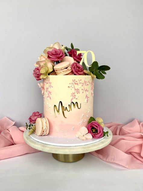 Cake For Elderly Lady, Old Person Birthday Cake, 70th Birthday Cake Mum, 80th Birthday Cake For Grandma, 60th Birthday Cake For Ladies, 70th Birthday Cake Ideas, 70th Birthday Cake For Women, Birthday Cake For Mum, 50th Birthday Cake For Women