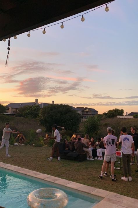 Field Party Series, Party Highschool, House Party Aesthetic, Field Party, High School Parties, Sunset Party, Friends Sunset, Teen Summer, Summer Lake