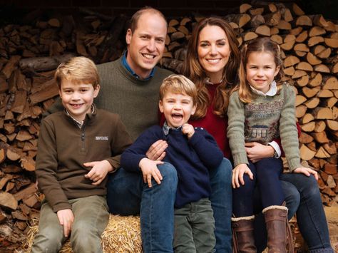 Princess Charlotte Now Has the Hair & Attitude of a Teenager, According to Prince William Ducesa Kate, Vévodkyně Kate, Principe William Y Kate, Royal Family Christmas, Prinz George, Prince Georges, Duchesse Kate, Anmer Hall, Kate Outfits