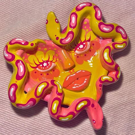 Cool Ashtrays Diy Clay, Clay Ashtrays Aesthetic, Trippy Air Dry Clay Projects, Flower Ashtray Clay, Clay Ashtrays Diy, Home Made Ashtray, Clay Art Projects Sculpture Inspiration, Oven Bake Clay Ashtray, Clay Art Projects Decorative Trays