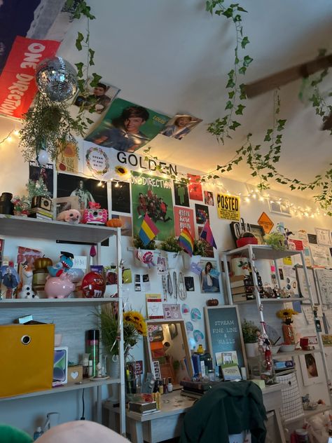 maximalist fangirl bedroom posters room decor inspo fangirl room Room Inspiration Bedroom Maximalist, Maximalist Teenage Bedroom, Main Character Room, Room Inspiration Maximalist, Bedroom Inspo Maximalist, Maxamilist Bedroom Aesthetic, Crowded Bedroom, Bedroom Ideas Maximalist, Maxamilist Bedroom