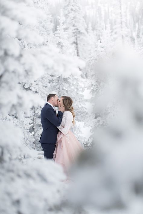 Snow Engagement Photos, Winter Engagement Pictures, Winter Wedding Photos, Snow Wedding, Winter Wedding Colors, Winter Photoshoot, Winter Engagement Photos, Winter Wonderland Wedding, Winter Wedding Inspiration