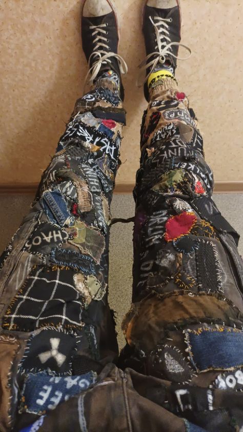 Patch Jeans Punk, Crust Pants Punk, Patch Pants Ideas, Crust Jeans, Patchy Pants, Crust Pants Patch Ideas, Punk Clothes Men, Crust Punk Aesthetic, Crust Punk Fashion