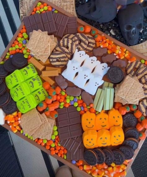 Spooky Smores, Fall Snack Board, Halloween Smores, S'mores Tray, Halloween Themed Snacks, Halloween Charcuterie, Hocus Pocus Party, Halloween Breakfast, Halloween Movie Night