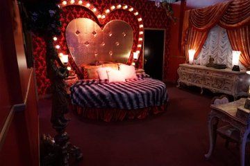 Pretty Little Liars on Twitter: "Next #PLL episode 6x16 The Heart Shaped Bed! 😻😻😻 https://t.co/fNWZykCEGZ" / Twitter Heart Shaped Bed, Round Mattress, Circle Bed, Bed Price, Red Rooms, Beds For Sale, Bedroom Aesthetic, Dream Rooms, Dream Decor