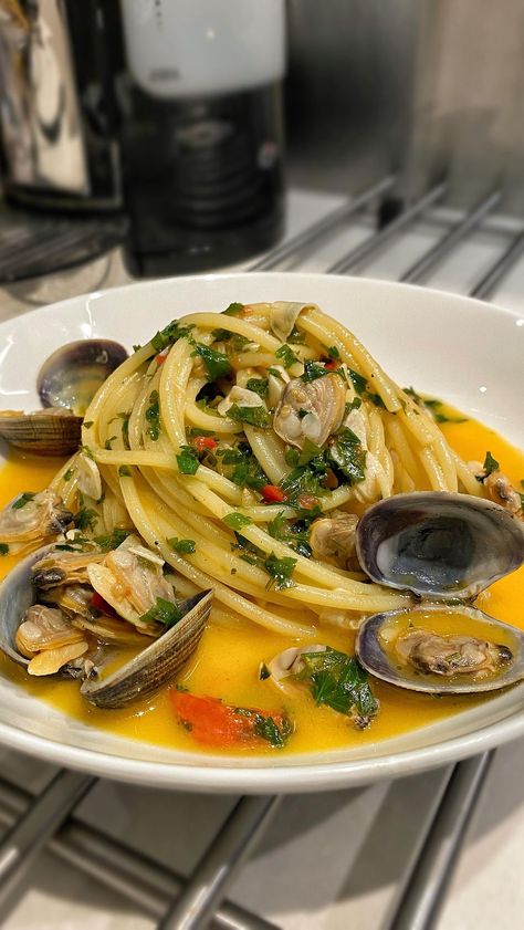 Spaghetti Alla Vongole, List For Birthday Party, Vongole Pasta Recipe, Clams Vongole, Clams Pasta, Clam Pasta Recipe, Notorious Foodie, Pasta Vongole, Pasta Aesthetic