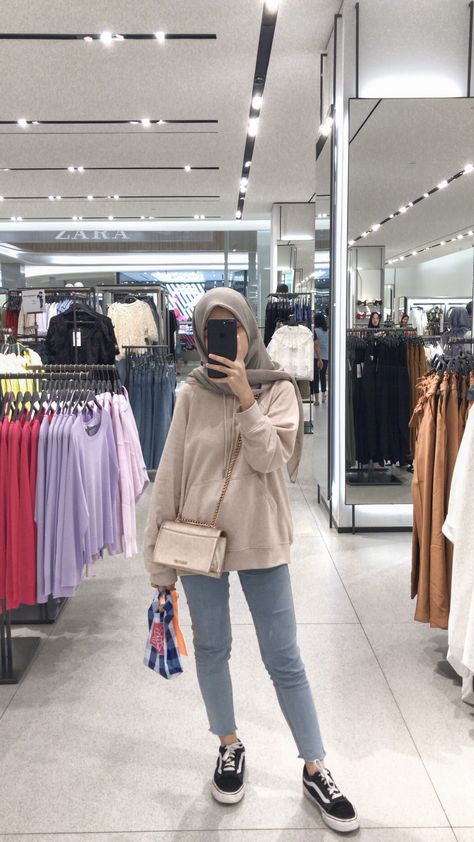 hoodie + jeans🤘🏼 Style Hoodie Hijab, Hoodie Hijab Style, Ootd Hijab Hoodie, Hoodie Hijab Outfit, Hoodie Outfit Hijab, Hoodie Hijab, Ootd Hoodie, New Hijab, Street Hijab Fashion