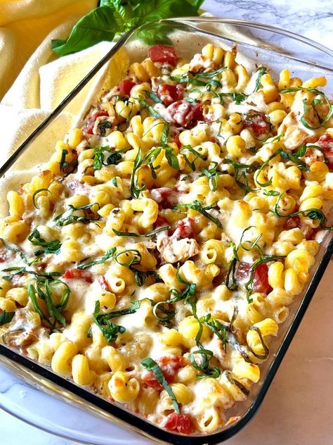 Dump-And-Bake Caprese Chicken Casserole - The Menu Maid Caprese Chicken Casserole, Dump And Bake Pasta, Dump And Bake Casseroles, Caprese Pasta Bake, Dump And Bake Recipes, Dump And Bake Chicken, Baked Caprese Chicken, Cheap Meal Prep, Dump And Bake