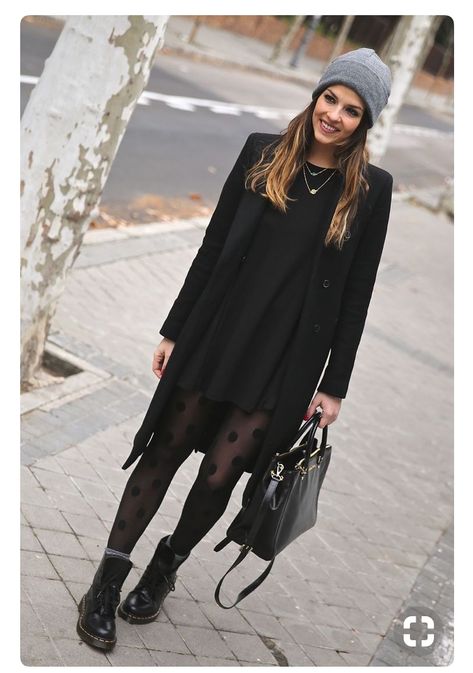 T Shirt Dress In Winter, Doc Outfits, Outfits Timeless, Doctor Martens, Trendy Taste, Stile Casual Chic, Doc Martens Outfit, Sweater Dress Outfit, Casual Chique