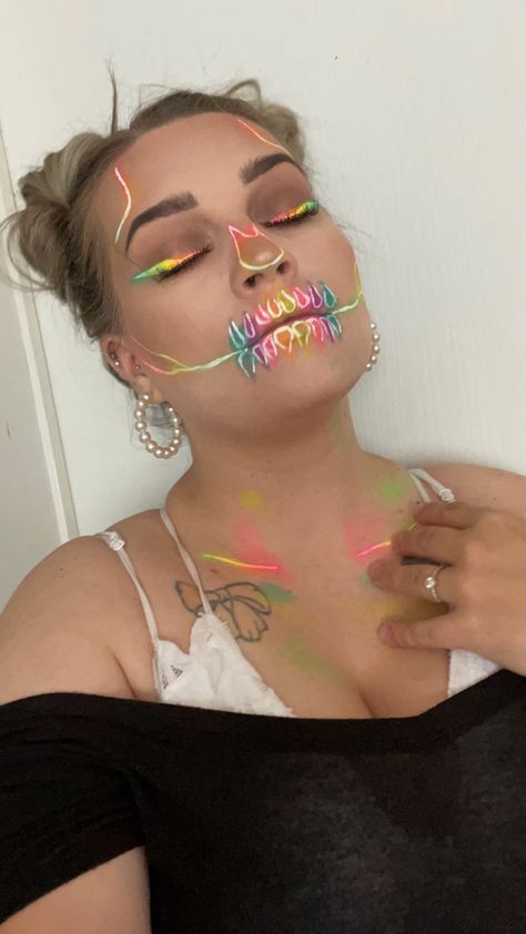 Neon Skull Art, Neon Halloween Makeup Easy, Skull Makeup Colorful, Neon Skeleton Makeup, Colorful Skeleton Makeup, Colorful Skull Makeup, Neon Skull Makeup, Neon Halloween Makeup, Rainbow Skeleton Makeup