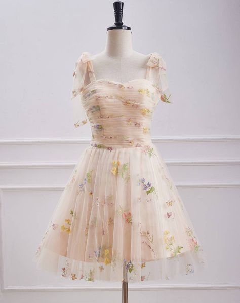 Champagne Floral Short Party Dress DM me if you need the dress link #homecoming #homecomingdresses #homecoming2024 #shortdress #floraldress #homecomingdress2024 #cocktaildress #fancyvestido Velvet Homecoming Dress, Champagne Homecoming Dresses, Bodycon Dress Homecoming, Bow Straps, Ruffle Prom Dress, Sequin Bridesmaid, Velvet Bridesmaid Dresses, Floral Prom Dresses, Tulle Homecoming Dress