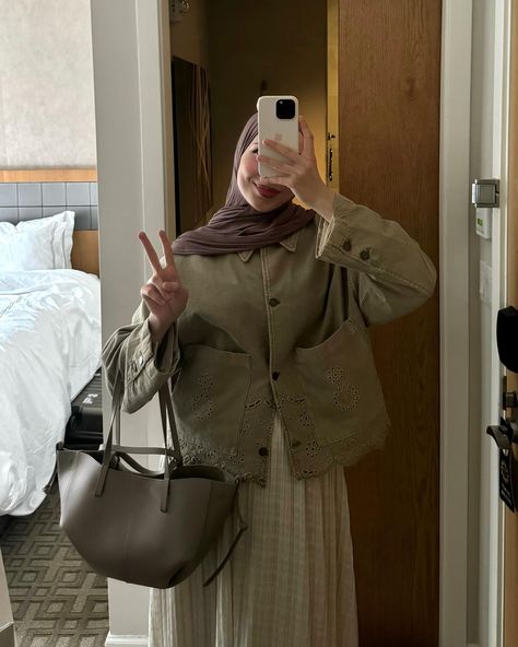 Cozy outfit time 🐛 Cozy Hijab Outfit, New Era Outfit, Singapore Outfit, Modest Fall Outfits, Modest Winter Outfits, Outfits Muslim, Modest Summer Fashion, Hijabi Outfit, Hijabi Fashion Casual