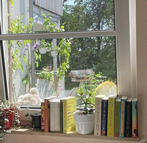 Books On Windowsill Aesthetic, Windowsill Ideas Bedroom, Cute Windowsill Decor, Aesthetic Window Sill, Books In Window Sill, Bedroom Windowsill Decor, Books On Windowsill, Books Windowsill, Book Shelf Inspo Aesthetic