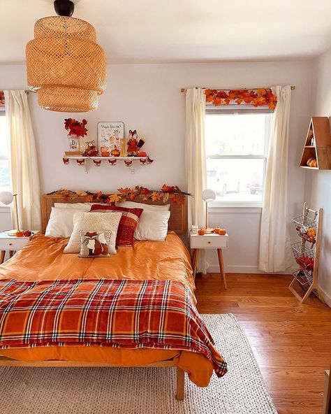 Steffy 🧡 (@steffy) • Instagram photos and videos Fall Themed Bedroom, Fox Bedroom, Bedroom Preppy, Bedroom Aesthetic Ideas, Simple Home Decor, Fall Bedroom, Themed Bedroom, Fall Theme, September 28