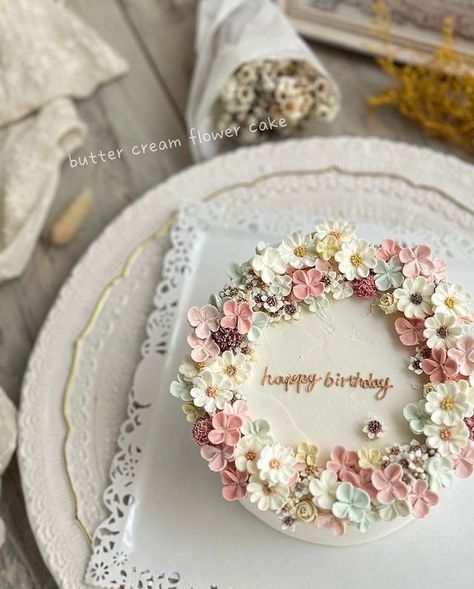 Olive Cake, Decorate A Cake, Succulent Cake, Butterfly Birthday Cakes, Birthday Cake Decorating Ideas, Vintage Birthday Cakes, Simple Cake Designs, Creative Cake Decorating, Cake Decorating Ideas